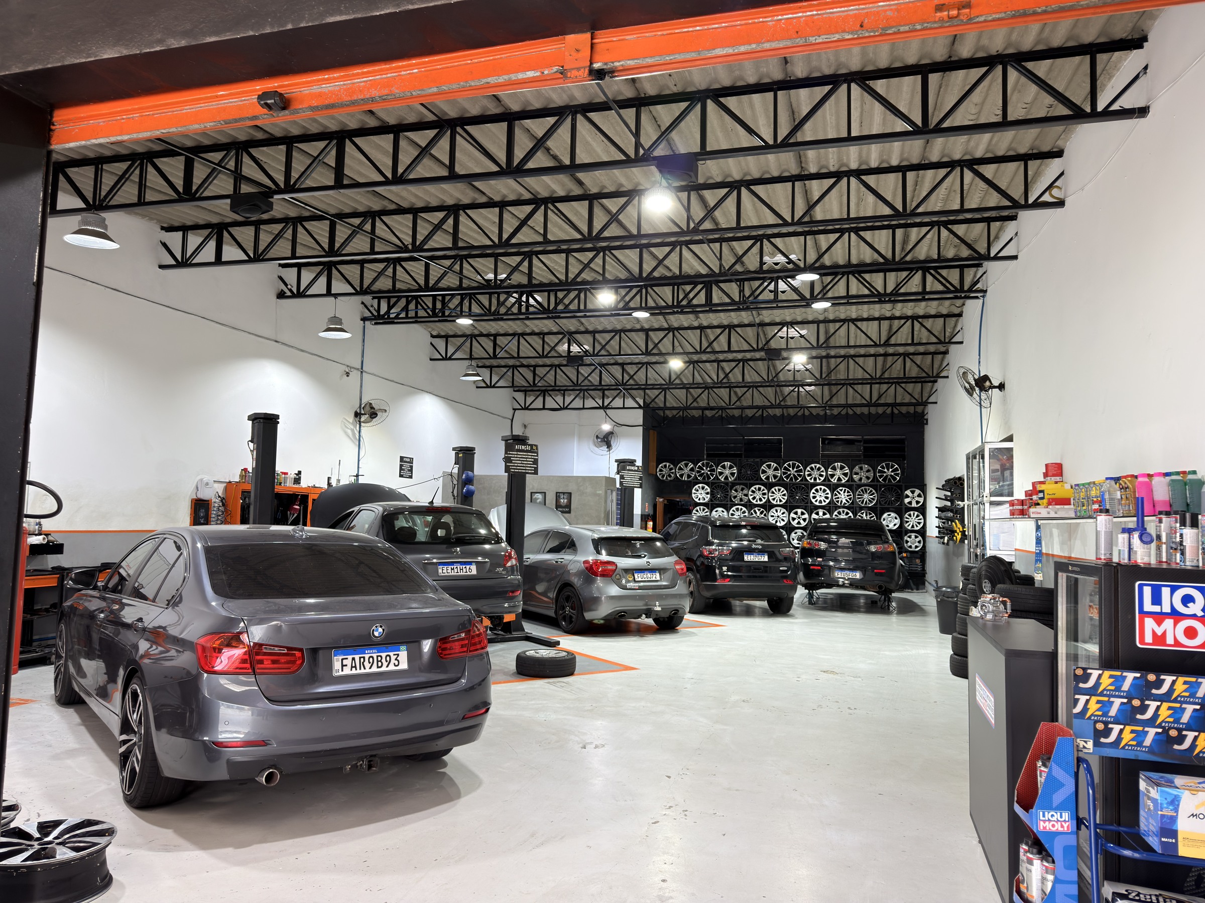 Interior real da oficina LR Carbon em São Bernardo do Campo